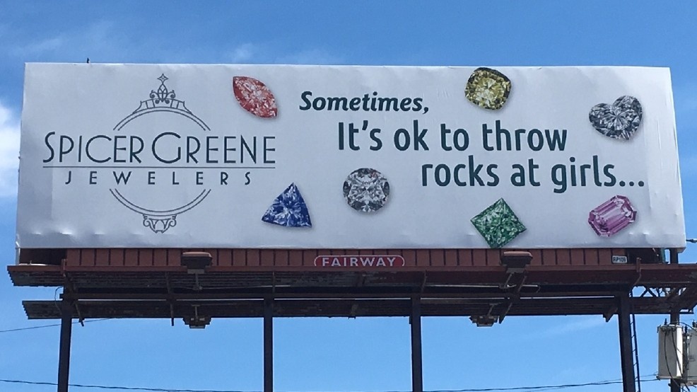 Наружная реклама ювелирного магазина Spicer Greene демонстрирует драгоценные камни с надписью: "Иногда можно бросать камни в девушек...", играя на двусмысленности слов "камни" и "драгоценности". 
