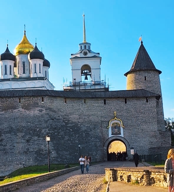 Вход в Псковский Кром (или, как я это назвал, в Цитадель). 