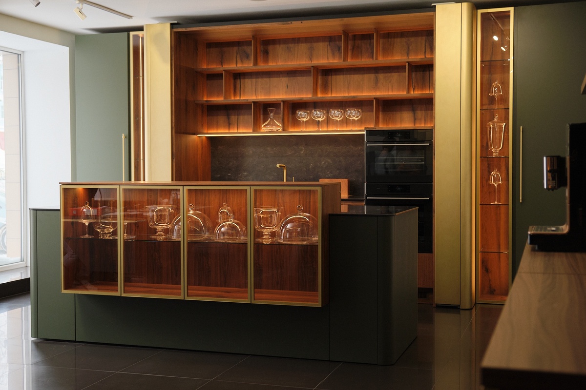 Фасады центральных колонн пристенной части выкрашены в эмаль Латунь Antique, искусно имитирующую состаренную латунь.