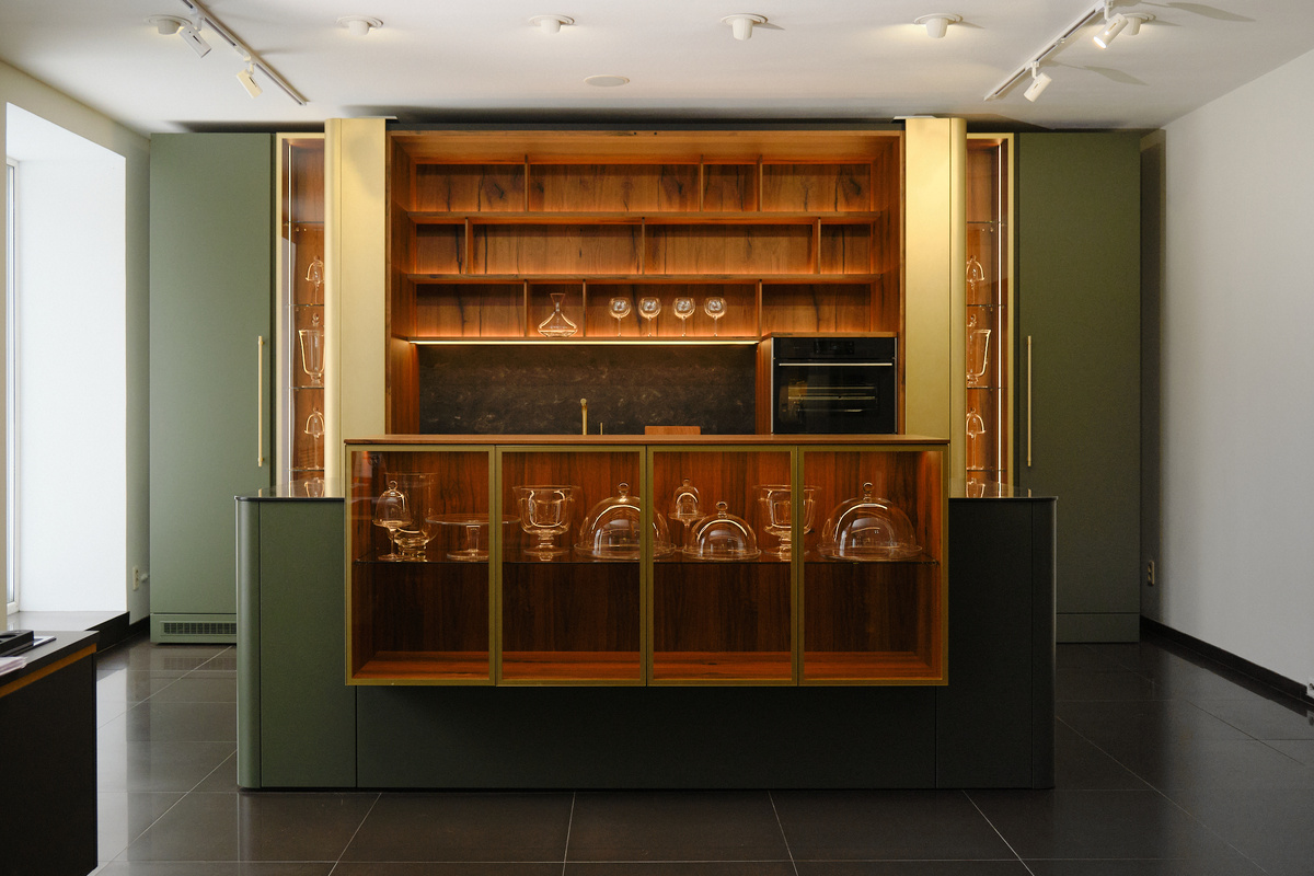 Фасады центральных колонн пристенной части выкрашены в эмаль Латунь Antique, искусно имитирующую состаренную латунь.