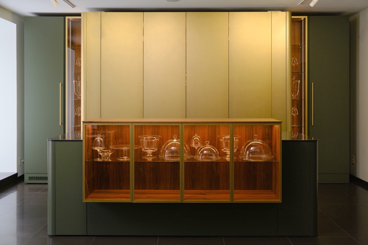 Фасады центральных колонн пристенной части выкрашены в эмаль Латунь Antique, искусно имитирующую состаренную латунь.