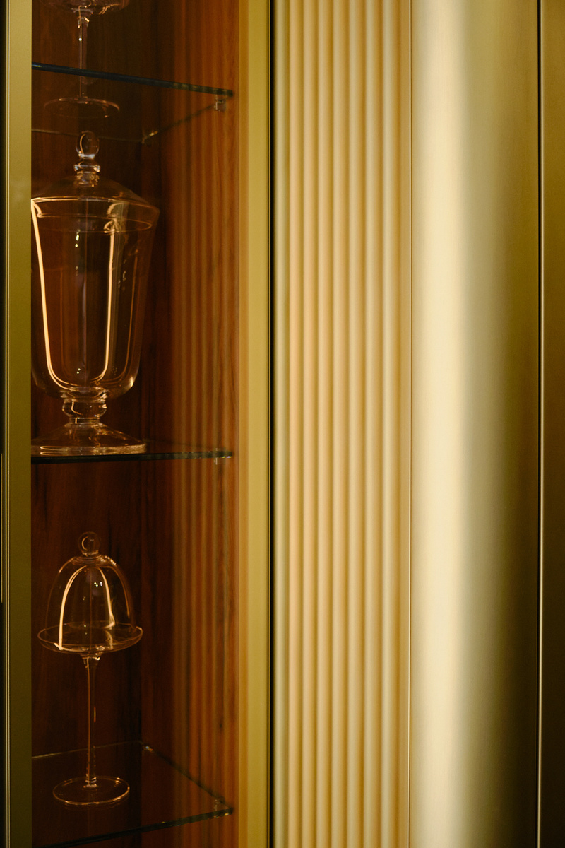 В их основе – МДФ  с радиусным изгибом с ровной, гладкой поверхностью в отделке эмалью, как на фото, или с фрезеровкой волной. 