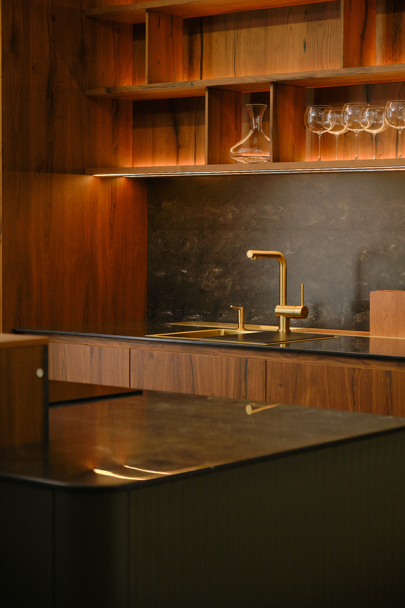 В их основе – МДФ  с радиусным изгибом с ровной, гладкой поверхностью в отделке эмалью, как на фото, или с фрезеровкой волной. 