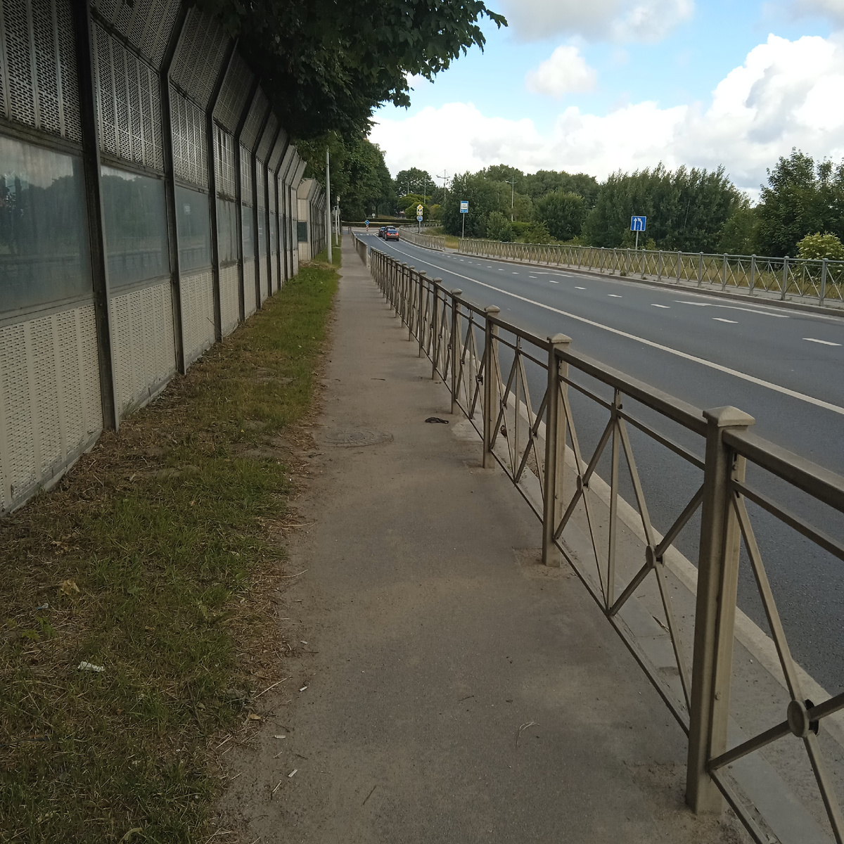 Вот Калининградский проспект - главная дорожная артерия Светлогорска. Жилой квартал закрыт шумоизоляционными панелями.