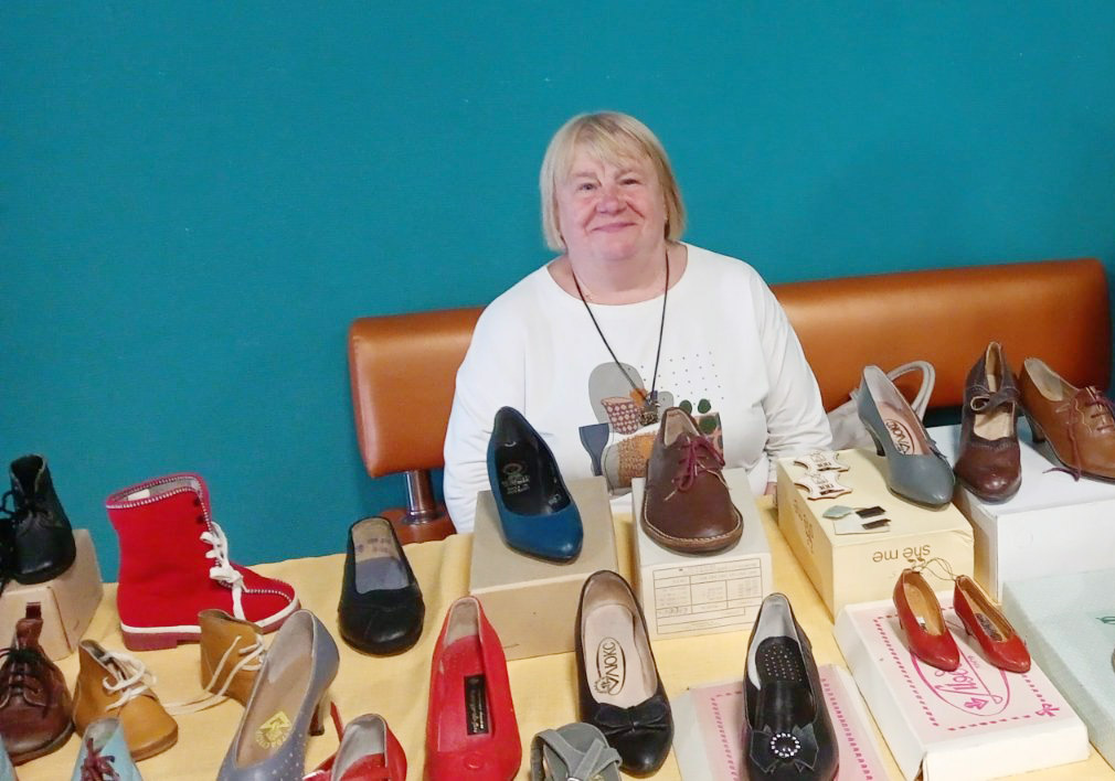 Заведующая отделом краеведческого музея Лариса Юрьевна Ёлтышева знакомит с выставкой изделий Кунгурского обувного комбината