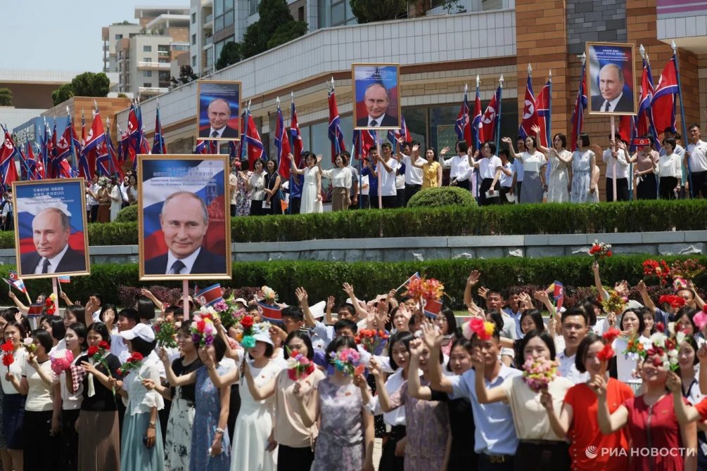    Вот так Владимира Путина встречали в Пхеньяне. Десятки тысяч местных жителей скандировали: «Добро пожаловать!» Фото: РИА Новости