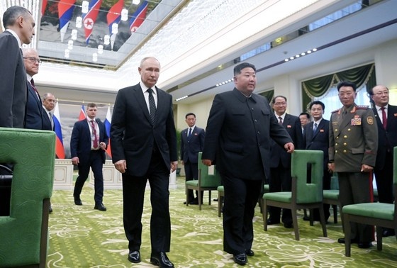   Президент РФ Владимир Путин и председатель государственных дел Корейской Народно-Демократической Республики Ким Чен Ын