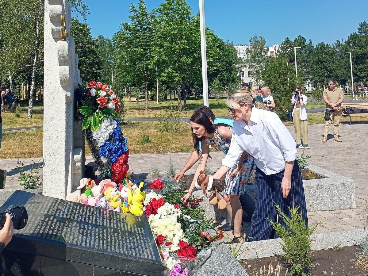    Жители ЛНР возлагают цветы к памятнику погибшим детям в парке Щорса в Луганске© Фото : Администрация города Луганска/ВКонтакте