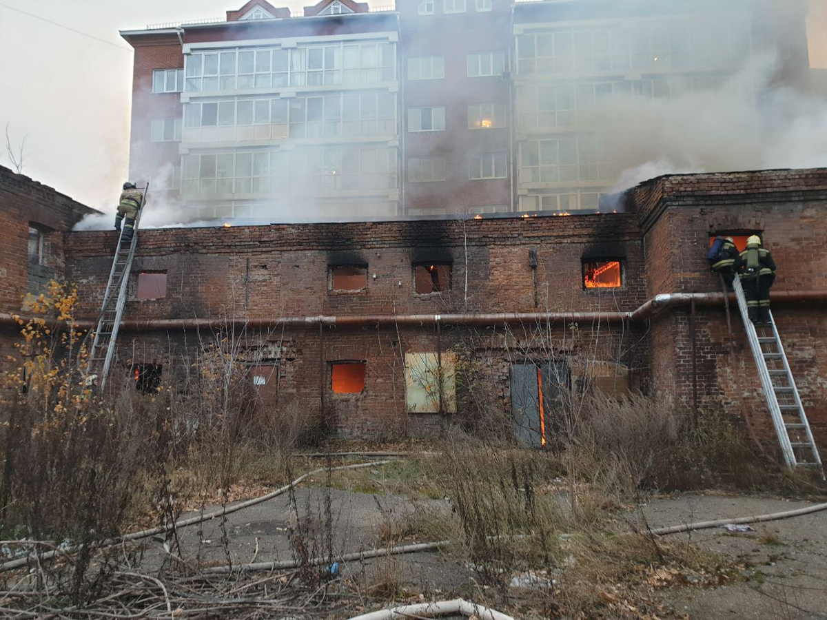 Пожар в заброшке в Томске.