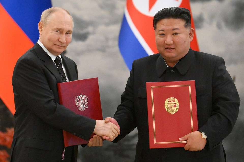    По итогам переговоров Владимира Путина и Ким Чен Ына в Пхеньяне политики подписали договор о стратегическом партнерстве. REUTERS