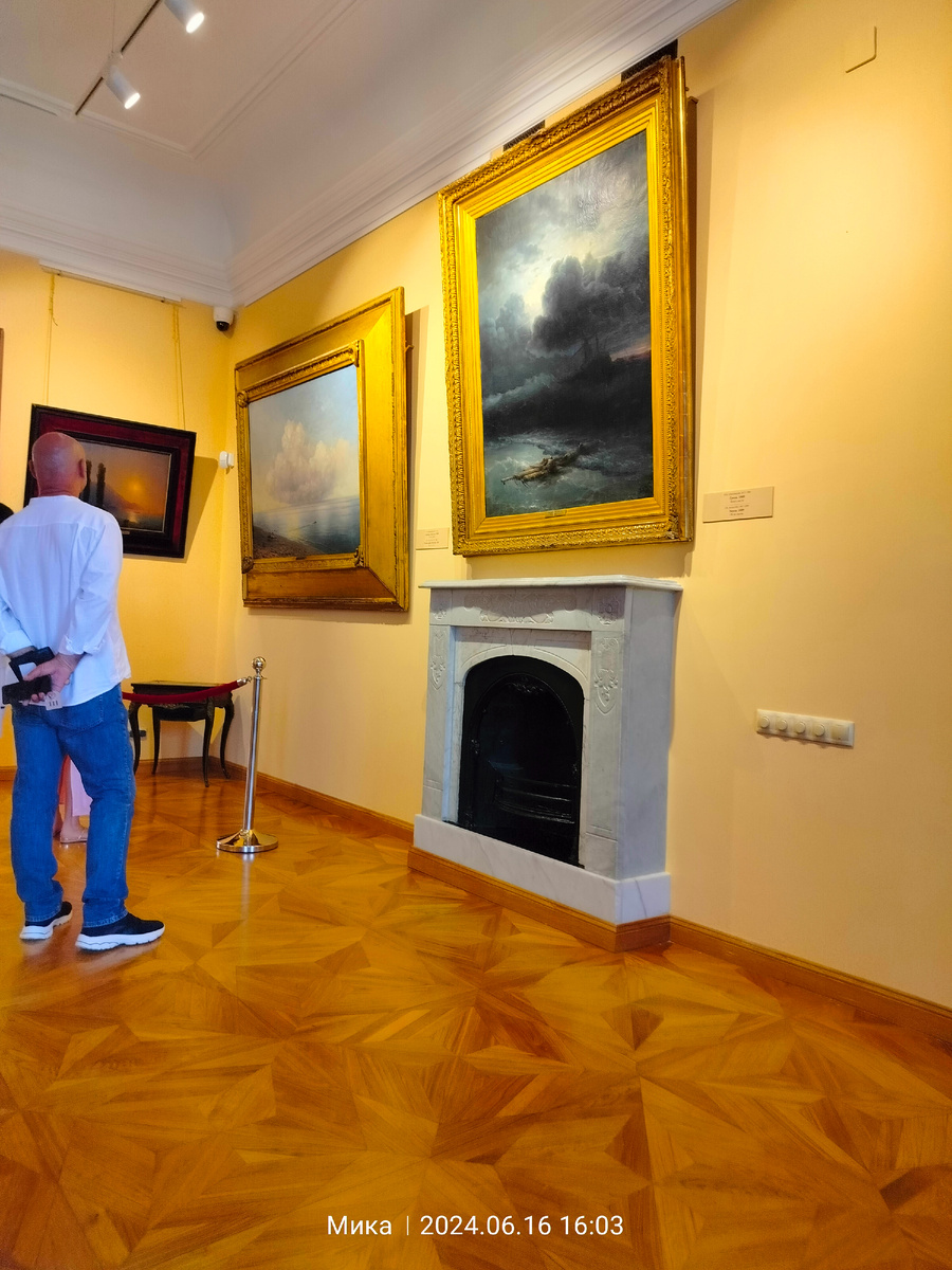 В галерее Айвазовского