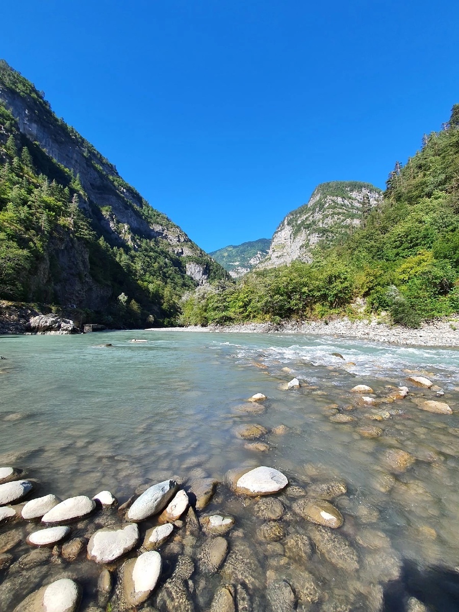 Величие гор и холодная вода, пройти к самой воде было не так просто, нужно надеть удобную обувь, но оно того стоит.