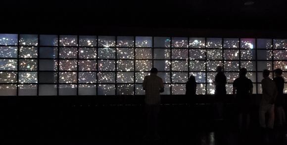     Изображение ученых CEERS, рассматривающих цветную мозаику NIRCam Epoch 1 в лаборатории визуализации TACC в Университете Техаса в Остине.    
 Источник: R. Larson