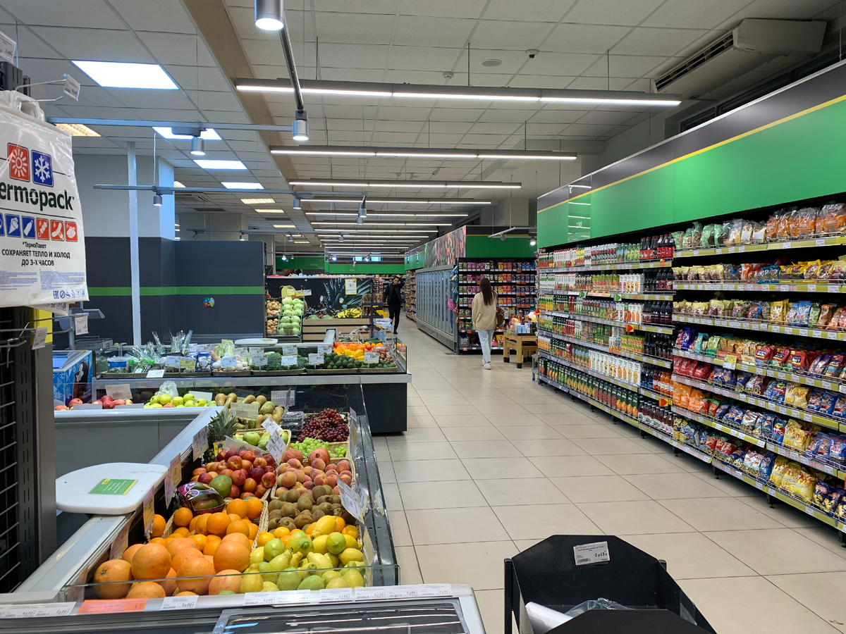 Народу в магазине не много, но не стоит удивляться, в Беларуси народу значительно меньше чем в Москве и можно отдохнуть от этой суеты и толкучки.