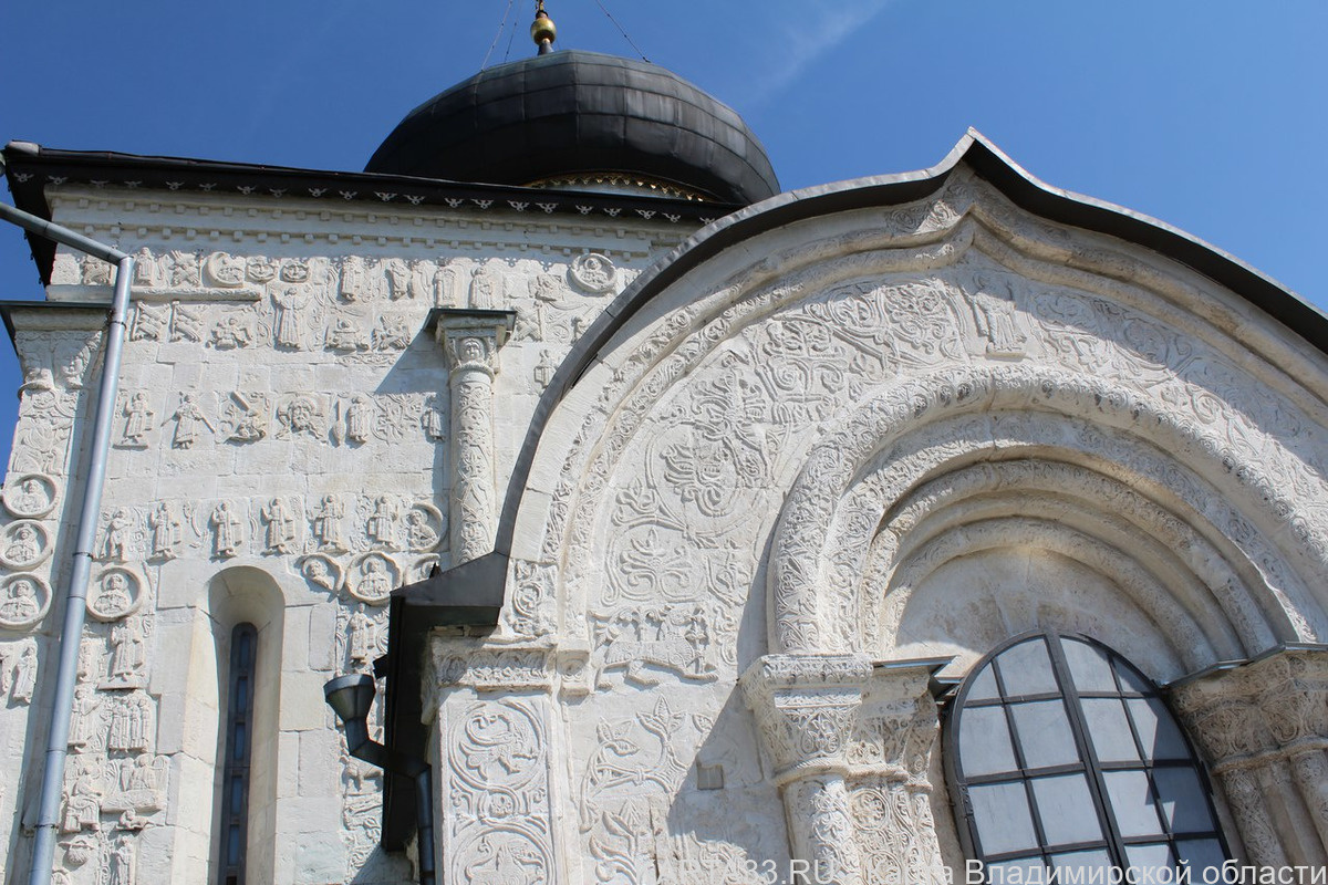 Георгиевский собор покрыт не имеющей аналогов каменной резьбой