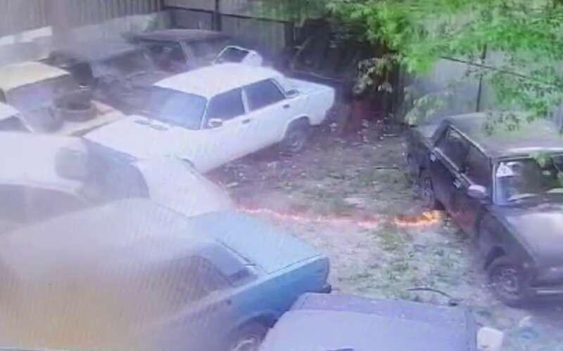 В Чите сгорели шесть машин местной автошколы из-за подожженного тополиного пуха. Уточняется, что вечером 18 июня в гаражном боксе, арендуемом автошколой, загорелись машины.