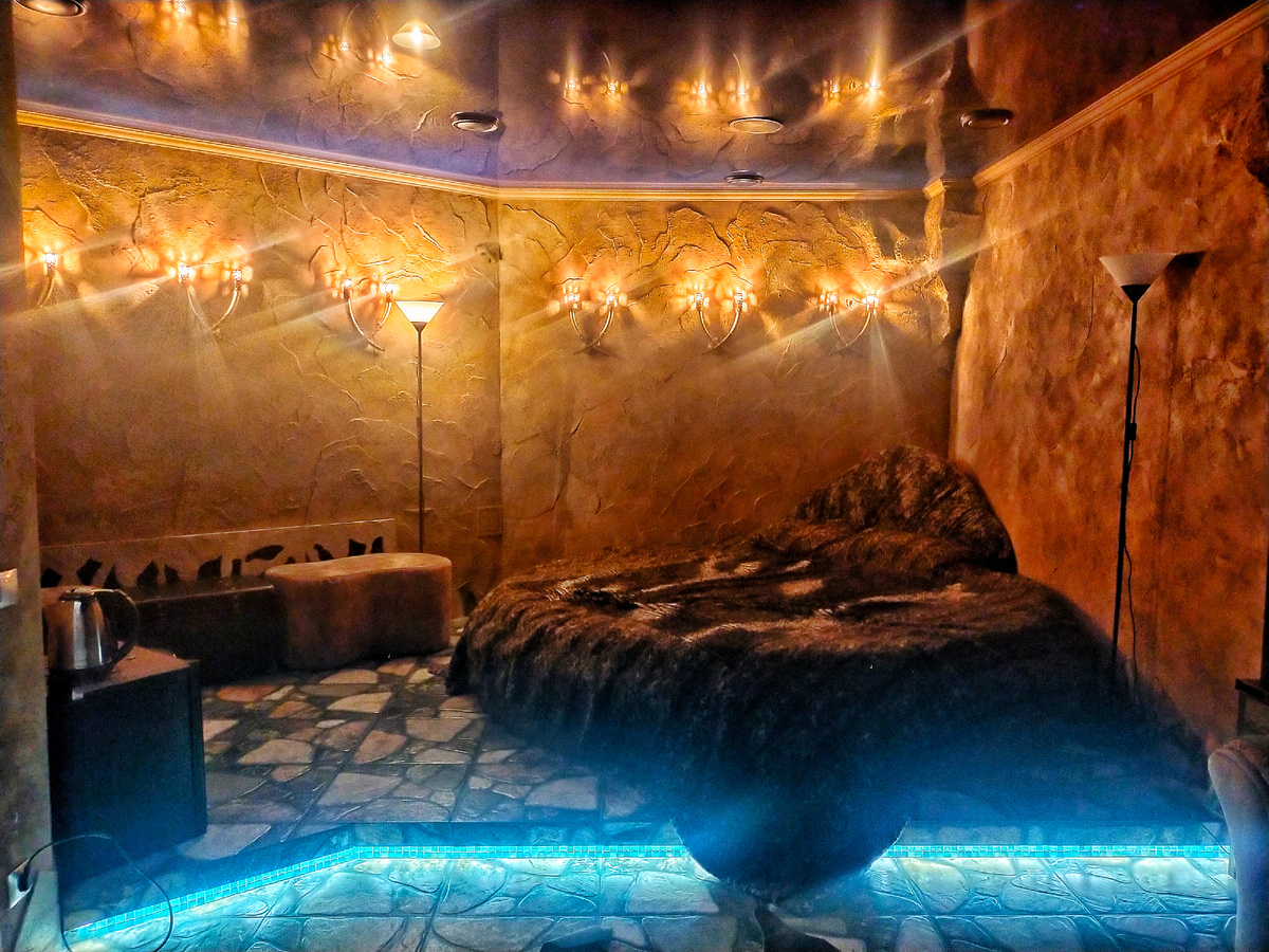 Номер отеля со звуком — капель воды, выпадающих из сталактитов, и писка летучих мышей