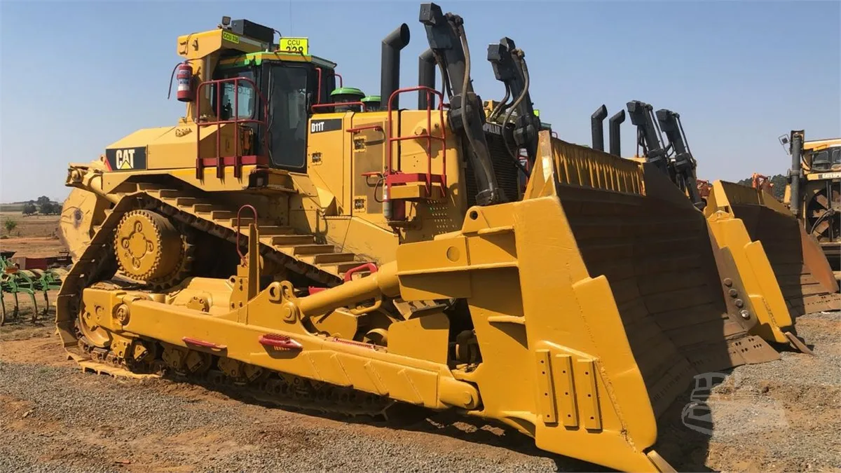 Бульдозер cat d11. Бульдозер Caterpillar d11. Caterpillar d11t CD. D11 бульдозер Катерпиллер. Бульдозер Катерпиллер д 11.