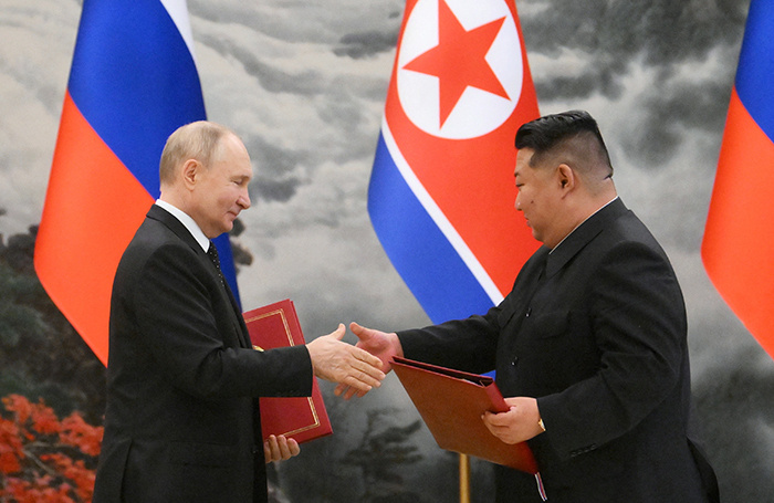    Президент РФ Владимир Путин и лидер КНДР Ким Чен Ын (слева направо).Sputnik/Kristina Kormilitsyna/Kremlin/Reuters