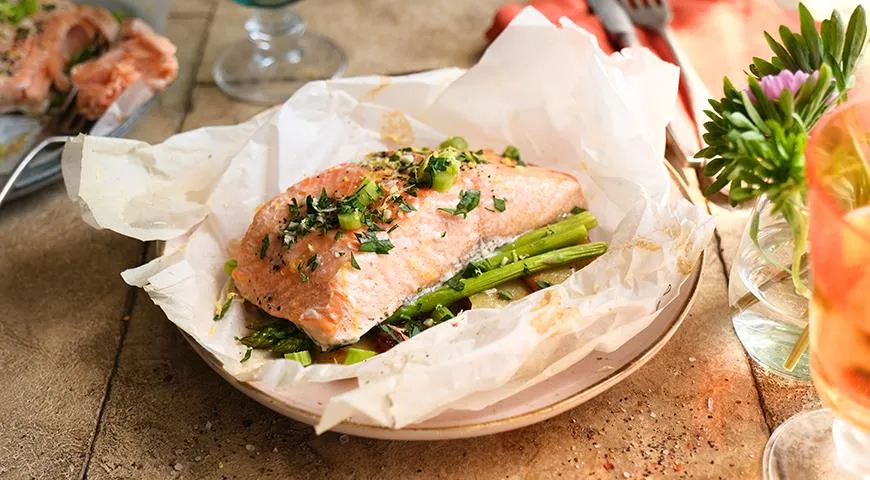 Запеченный в конверте лосось со спаржей и картофелем – это здоровое, вкусное и простое в приготовлении блюдо.