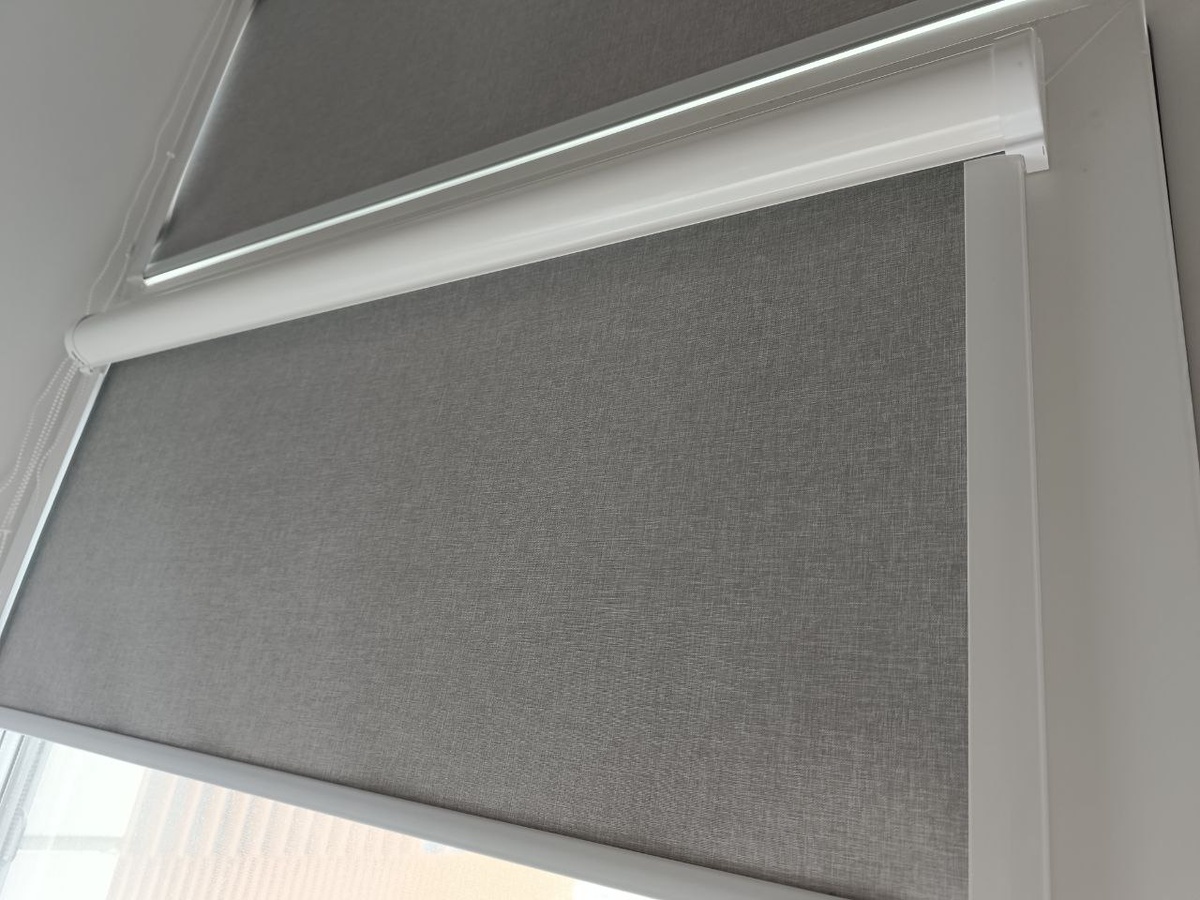 Рулонные шторы юни2 на каждую створку, ткань блэкаут