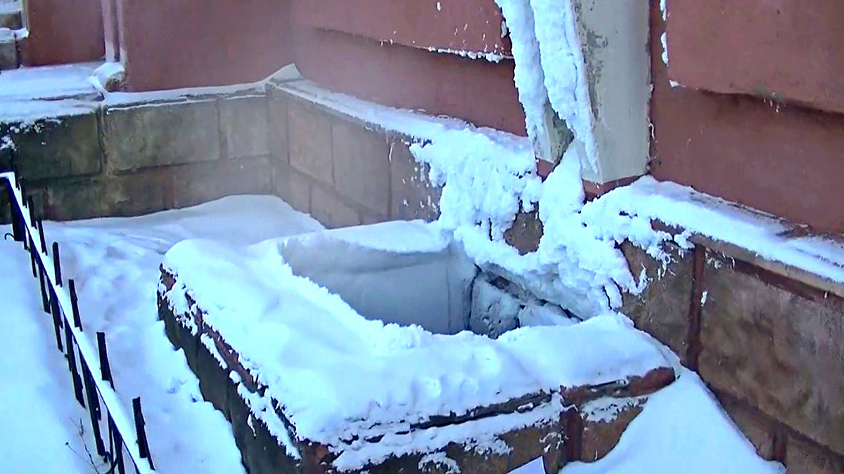 Парящий подвал №9 в МКД по пр. Первостроителей, 41. Фото 19 декабря 2023 г. На сегодня течь в подвале так и не устранена