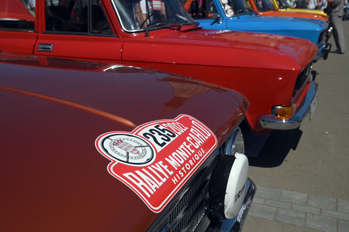 Машины - как будто только с конвейера. Участие в "Автостраде" трдиционно бесплатное, но допускают не всех. Машина должна быть в идеальном выставочном состоянии или иметь какую-то реальную историческую ценность. У нашего "Москвича-408" Cupper-Спорт присутствует и то и другое.