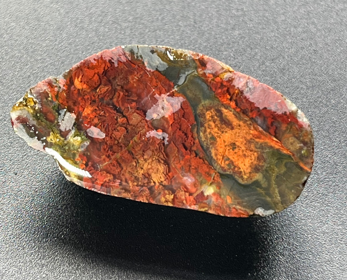 Камень не полирован, намочила для наглядности