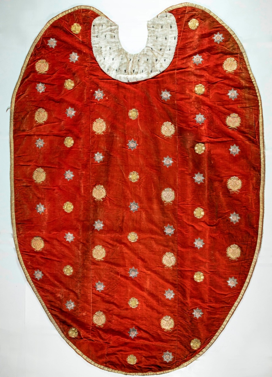 Мантия ордена Святой Анны на раку Александра Невского в коллекции Государственного музея истории религии,  Санкт-Петербург, 1797 г. (?). Предполагаемые изготовители: портной Йохан Кольб. Нашивки: поставщики Капитула Российских орденов – золотошвейные мастерские Марии Эстеррайх и Либерт