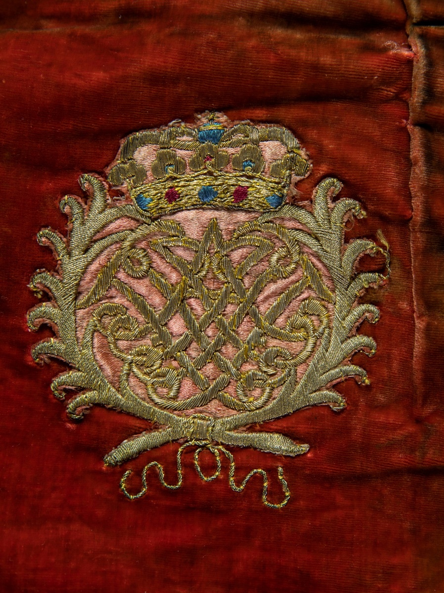 Фрагменты нашивок на мантии Святой Анны. Монограмма Анны Петровны, дочери Петра I