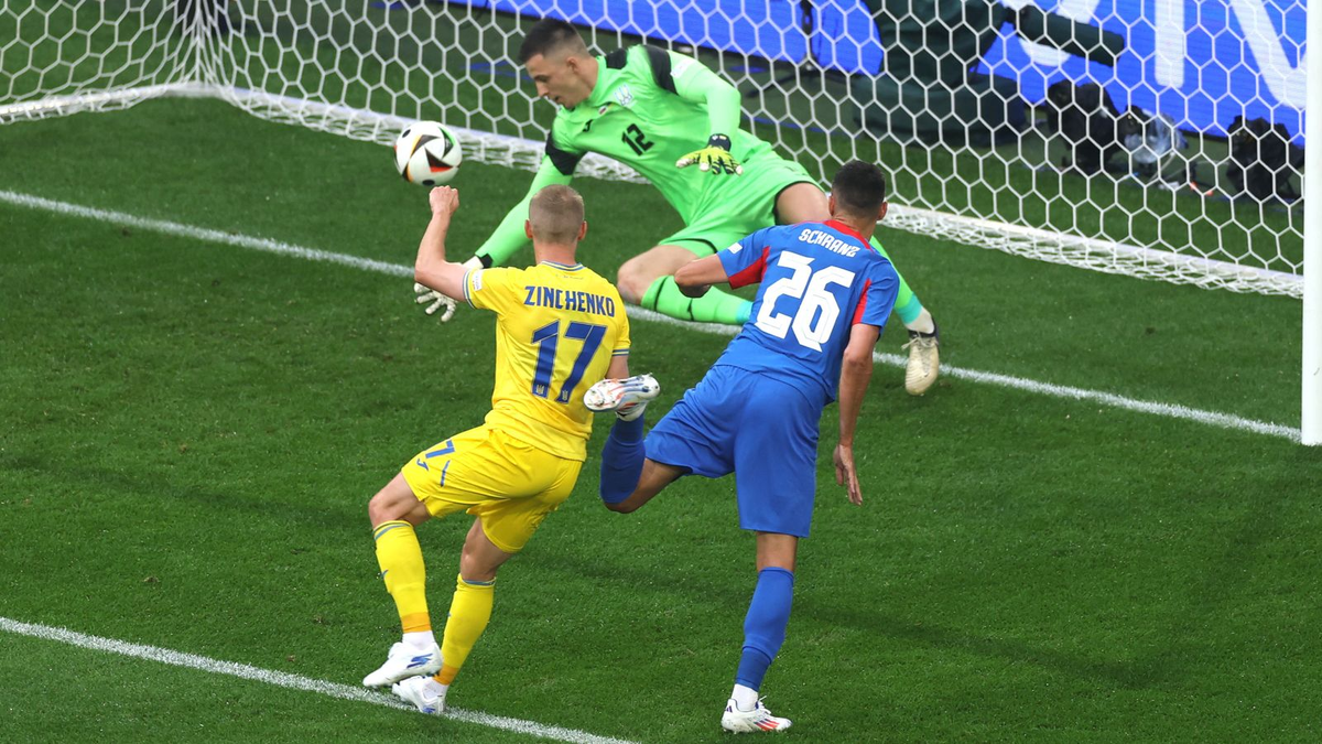17-я минута: Иван Штранц забивает гол в ворота Анатолия Трубина на глазах у Александра Зинченко...
