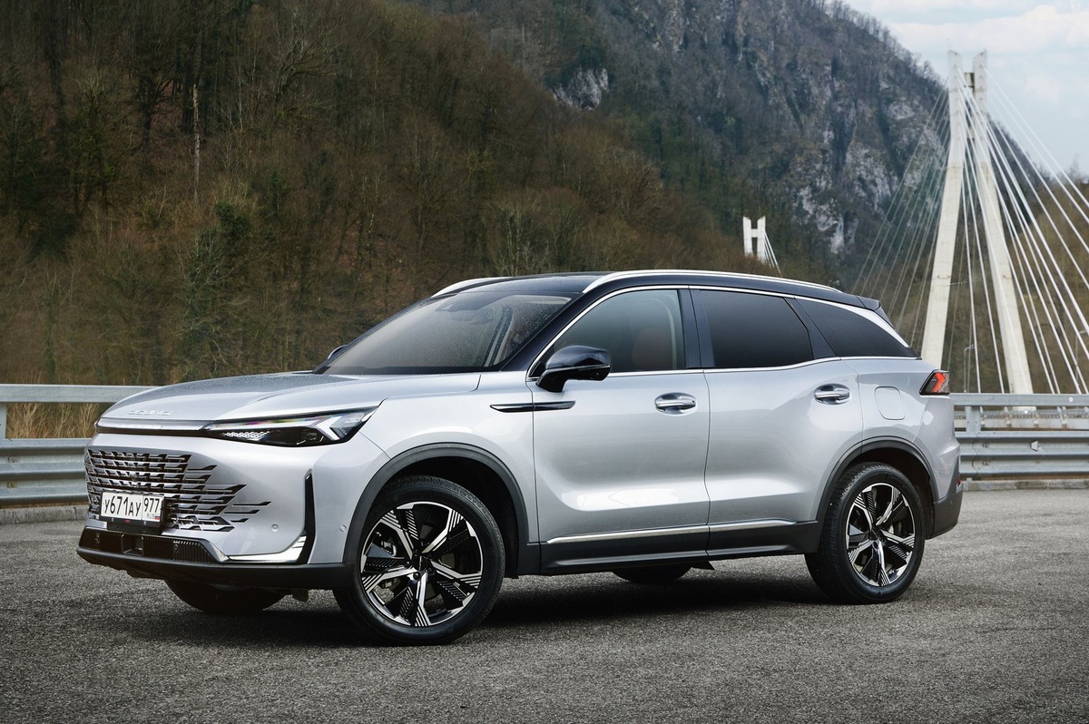    Статен, благороден, практичен. Кроссовер выглядит стильно во многом благодаря 19-дюймовым легкосплавным колесным дискам. Дорожный просвет при этом вполне солидный — 200 мм