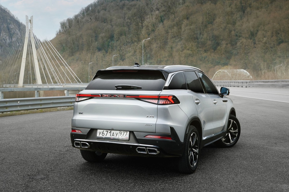    Подсвечивающееся лого Beijing на пятой двери заодно подчеркивает слегка путанную родословную машины