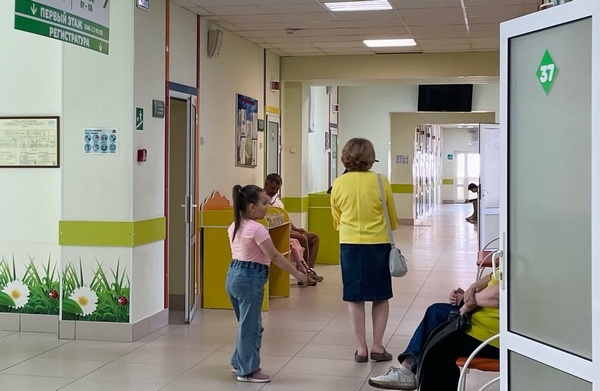     В Иванове в детскую поликлинику пришлось вызывать сразу две «скорые»