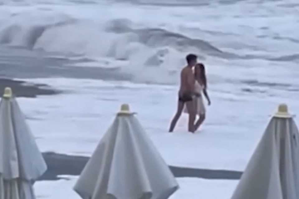    Пара устроила опасные прогулки у моря. Фото: скириншот видео