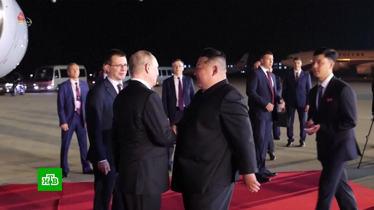    Красная дорожка на летном поле и почетный караул: как встречали Путина в КНДР