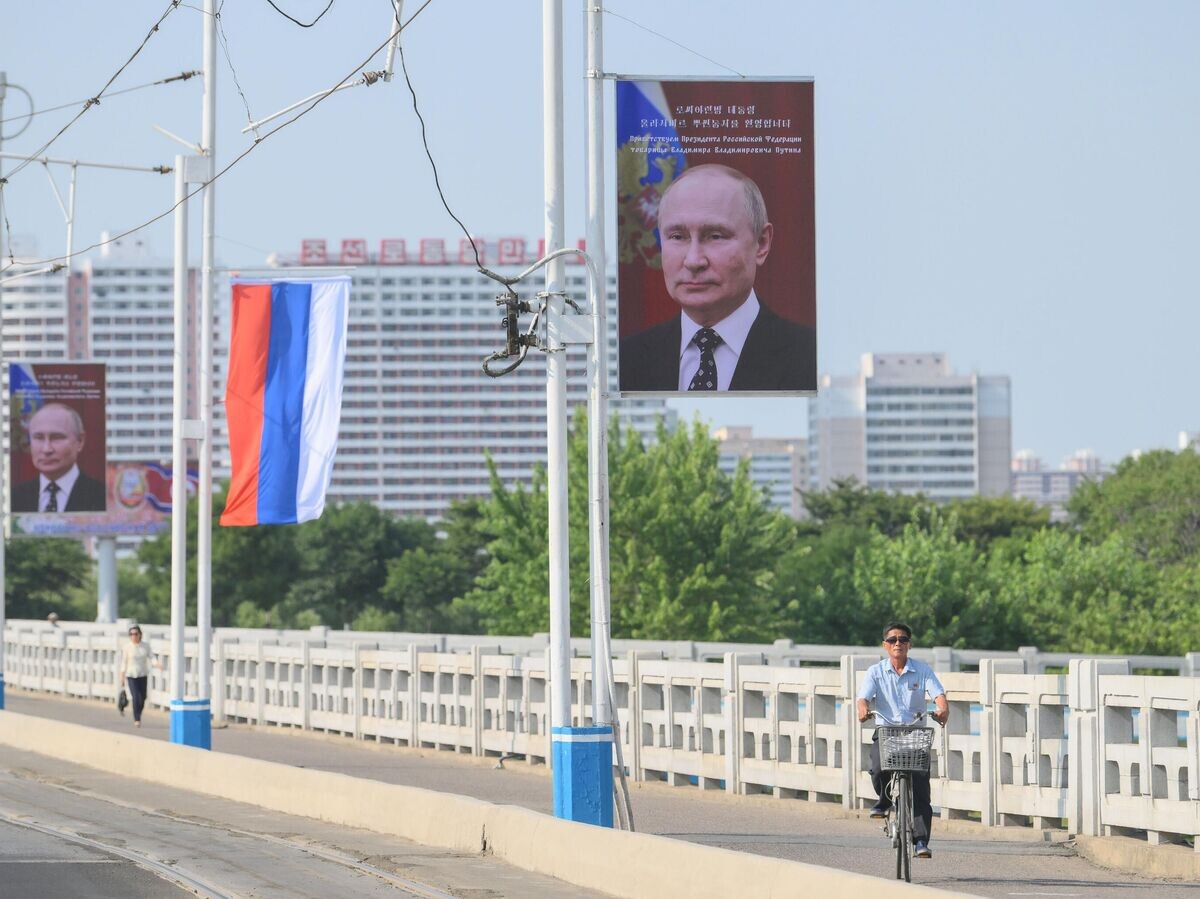    Баннеры с портретом президента РФ Владимира Путина и российские флаги на улице в Пхеньяне© РИА Новости / Кристина Кормилицына