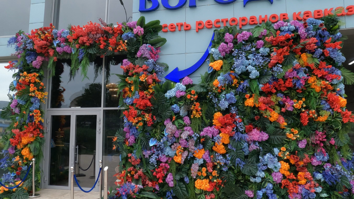 Листайте галерею, там будет точка на карте, для любителей навигации