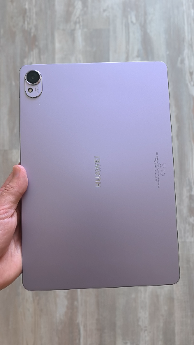 Дизайн планшета Huawei MatePad 11.5S в корпусе сиреневого цвета. Оттенок корпуса меняется в зависимости от условий освещения. Расцветку девайса сложно назвать однозначно женской.