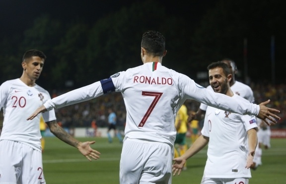 Нападающий сборной Португалии Криштиану Роналду стал первым в истории футболистом, сыгравшим на шести чемпионатах Европы.