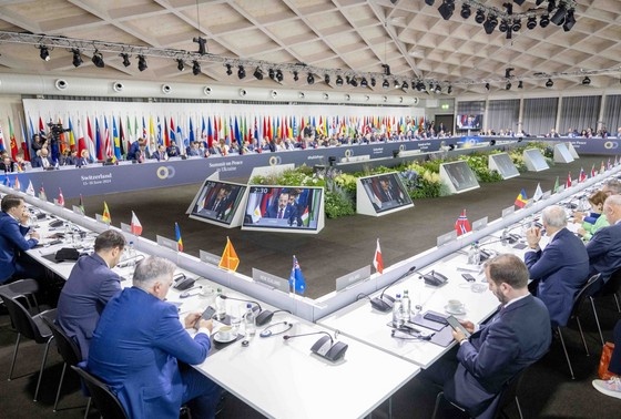    Участники пленарного заседания саммита по вопросам мира на Украине