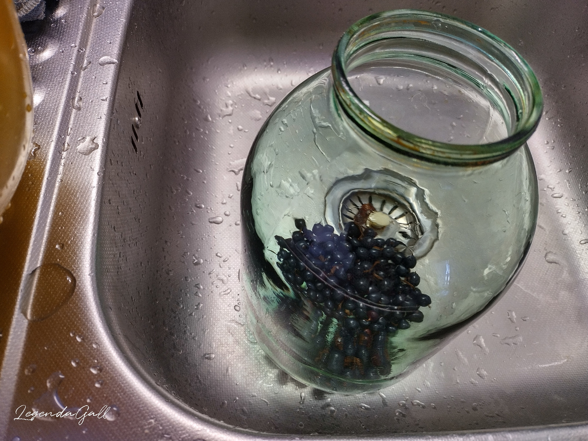 По горсточке в банку перекладывала