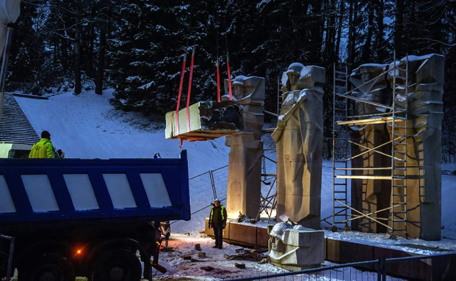 © ТАСС/Zuma. Демонтаж мемориала в честь павших во время Второй мировой войны советских солдат на Антакальнисском кладбище в Вильнюсе, декабрь 2022 года