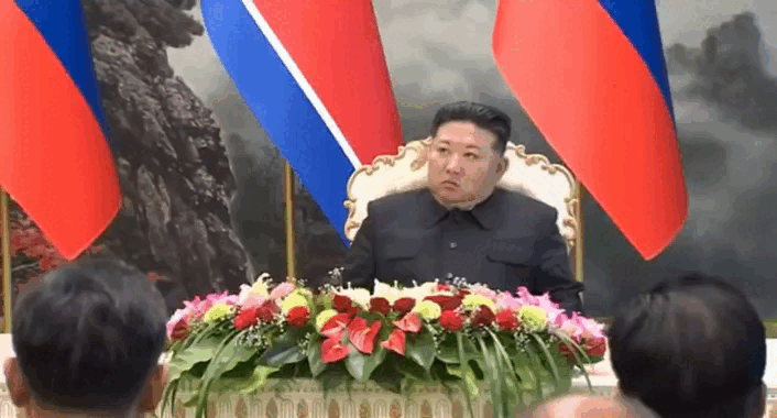 Эти кадры показывают, говоря о растерянности и странном поведении Ына во время подписания договора. 