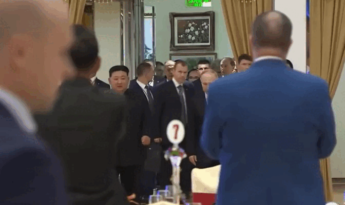 Для сравнения показываем видео с итогового приёма, где Ким Чен Ын уже чувствует себя хозяином положения. От волнения не осталось и следа, потому что всё запланированное состоялось. 