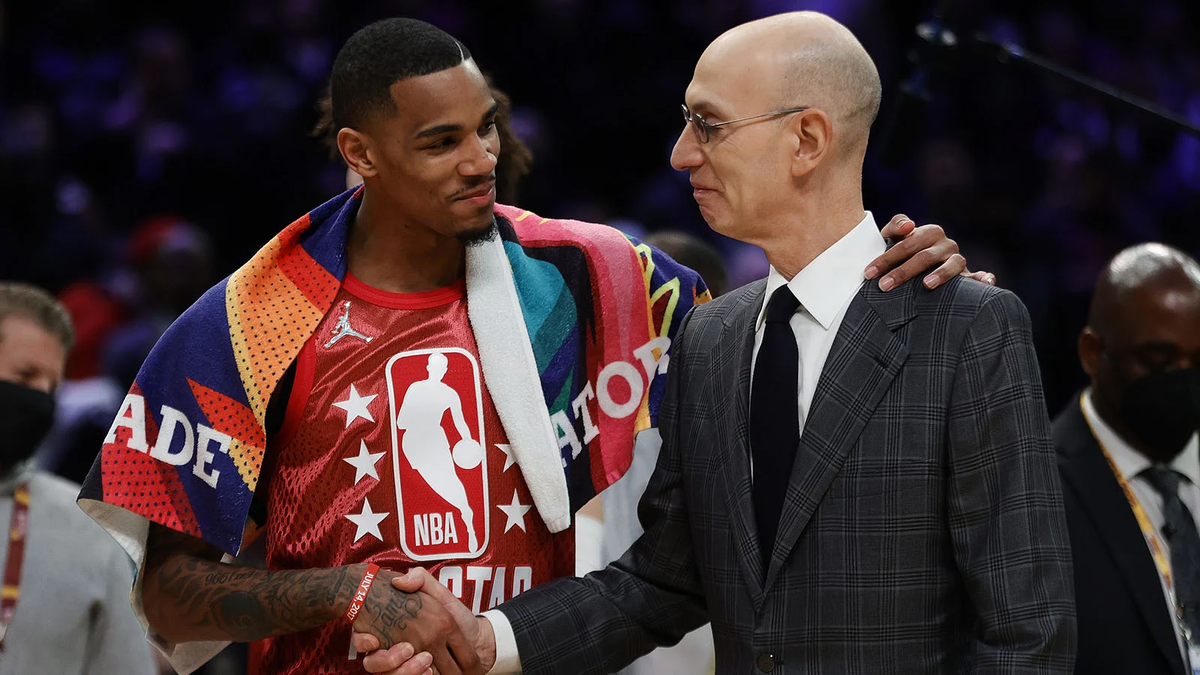 Деджунт Мюррей из команды "Дюрант" пожимает руку комиссару НБА Адаму Сильверу (Фото Tim Nwachukwu / Getty Images)