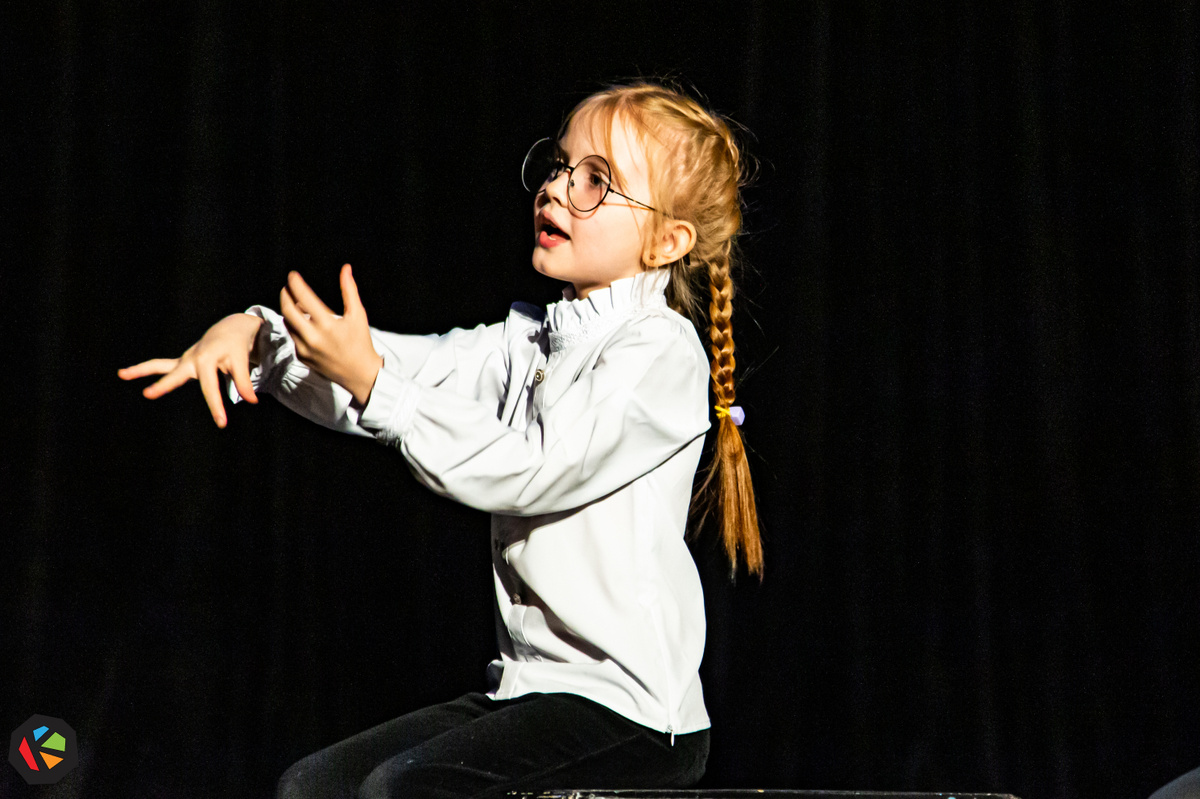 Агвановцы-младшие на сцене культурного центра Онежский