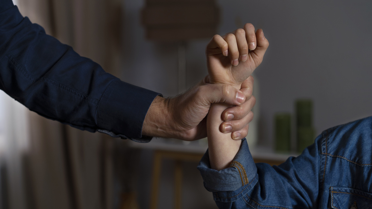 Наказать виновного бывает очень трудно, если нет телесных повреждений. Фото: Freepik