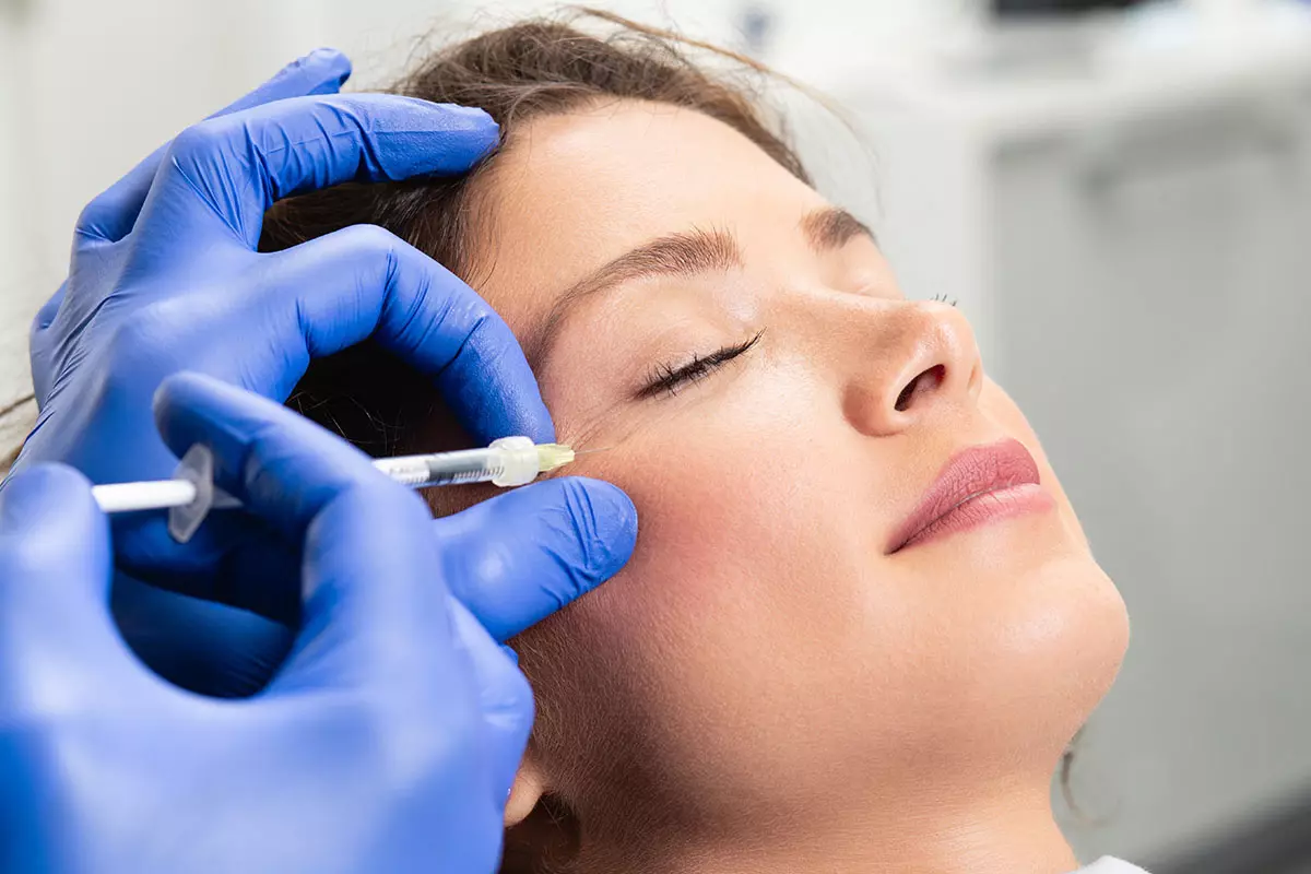 Инъекции нейротоксинов, таких как ботокс или диспорт, часто используются для временного уменьшения морщин и тонких линий на лице.-2
