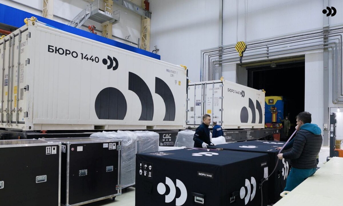 Подготовка к отправке оборудования на космодром